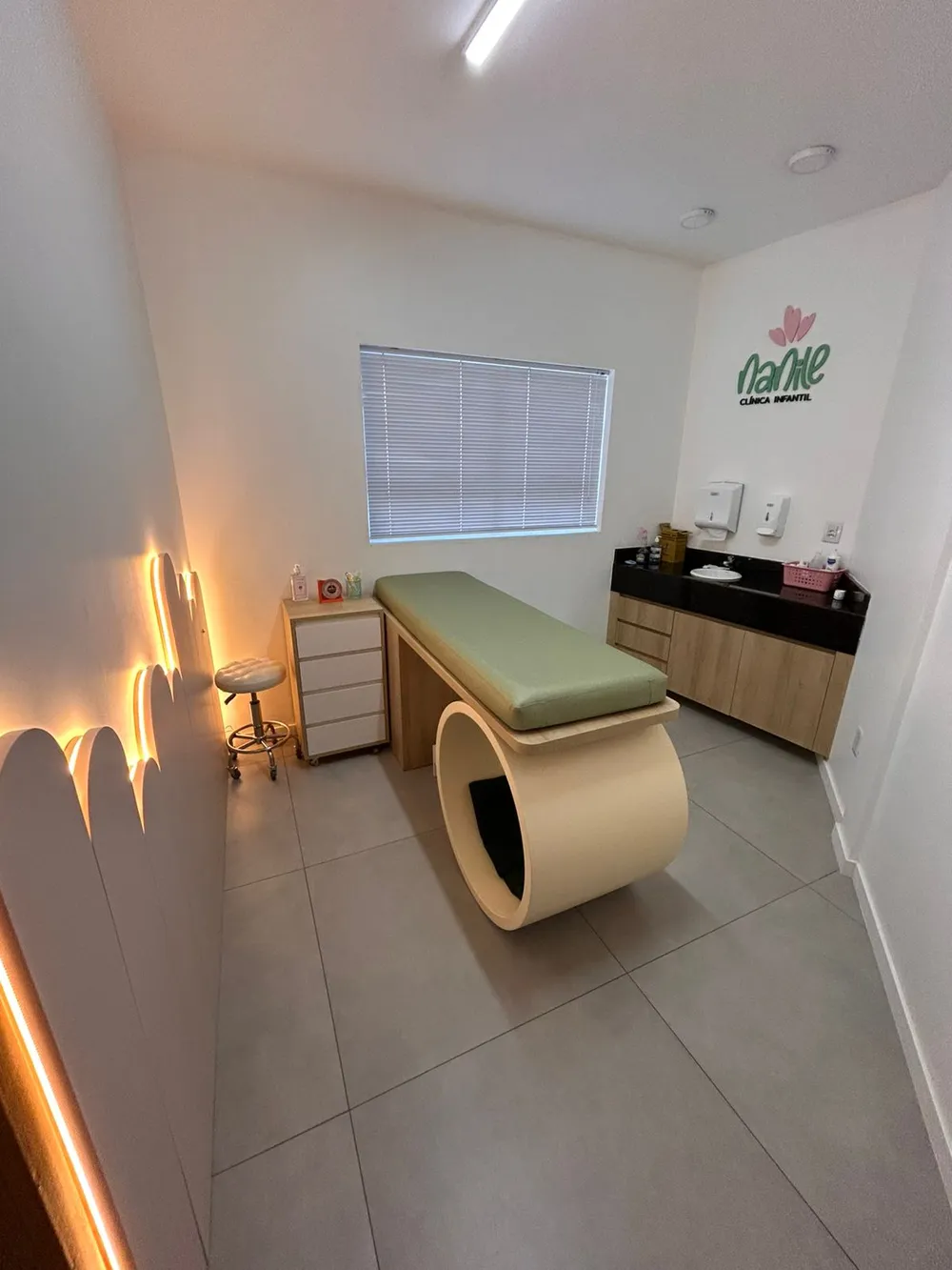 Sala de procedimentos e confecção de gessos do consultório da Dra. Marthina, com maca e bancada